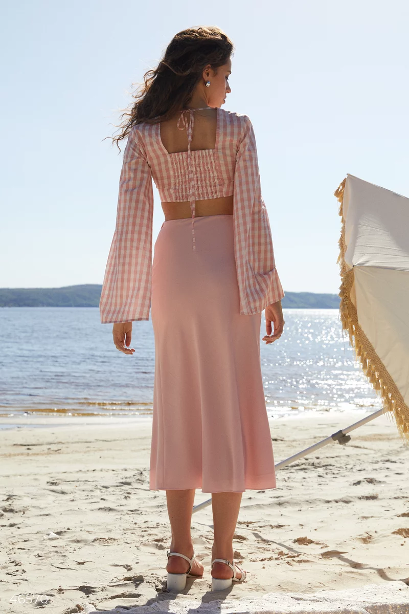 Нежно-розовая сатиновая юбка макси фотография 3