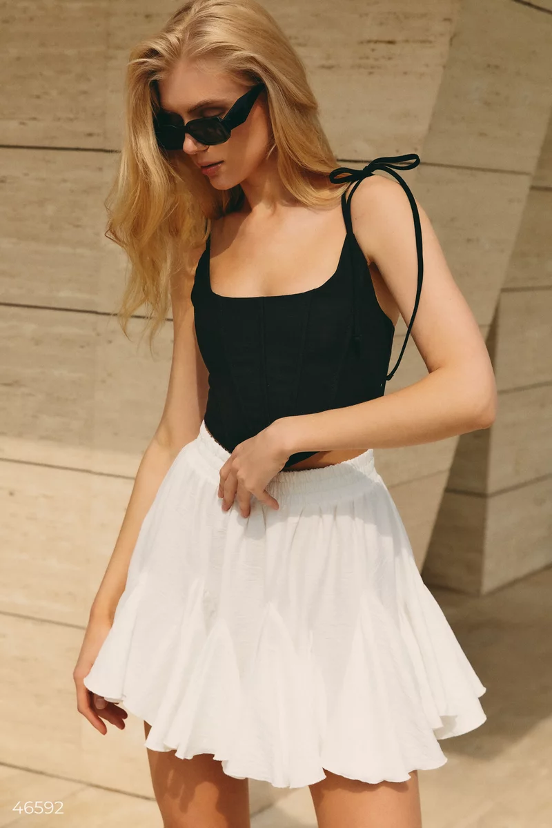 Белая юбка мини с клиньями фотография 1