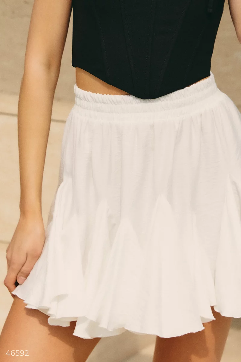 Белая юбка мини с клиньями фотография 5