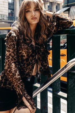 Бежевая леопардовая шифоновая блуза с рюшами фотография 4