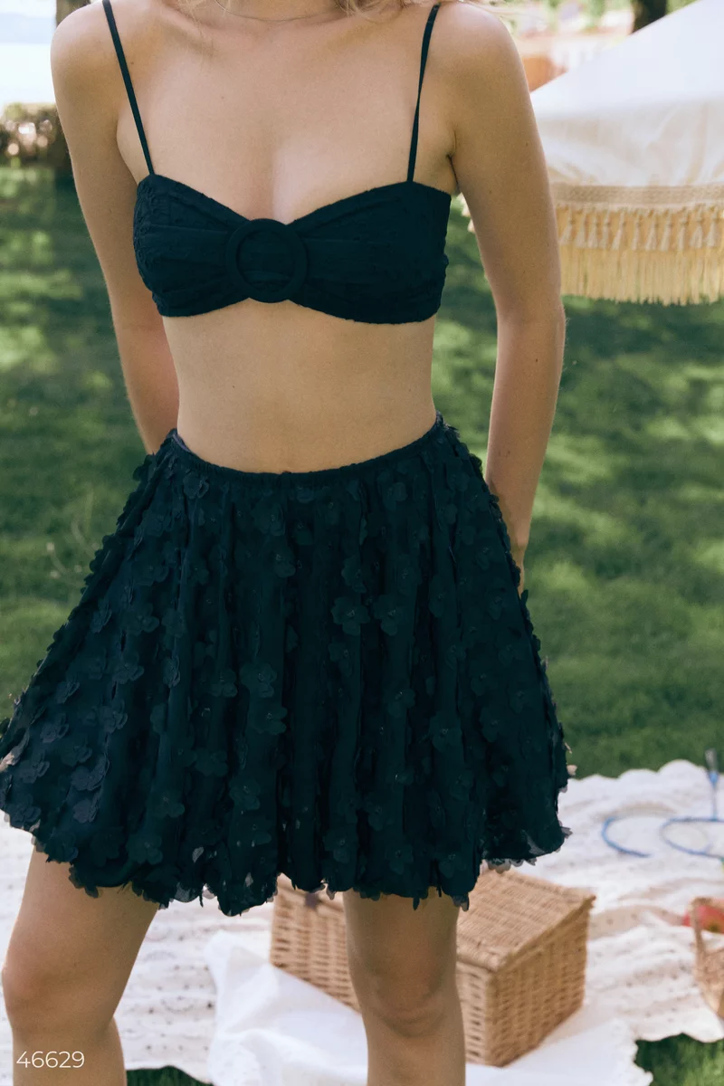 Черная юбка мини с цветами фотография 4
