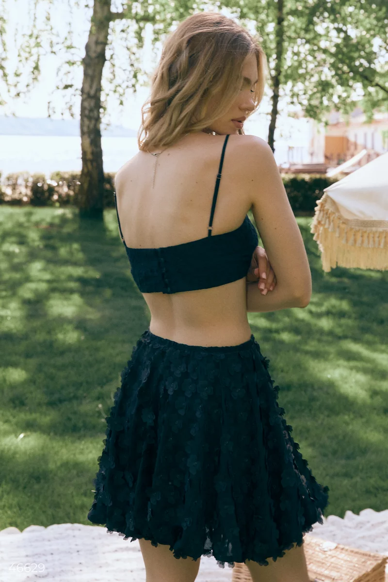 Черная юбка мини с цветами фотография 5