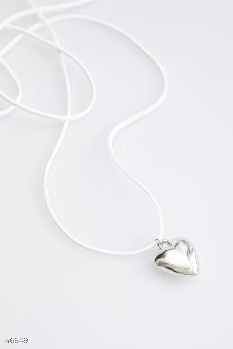 Білий чокер зі сріблястим серцем фотографія 3