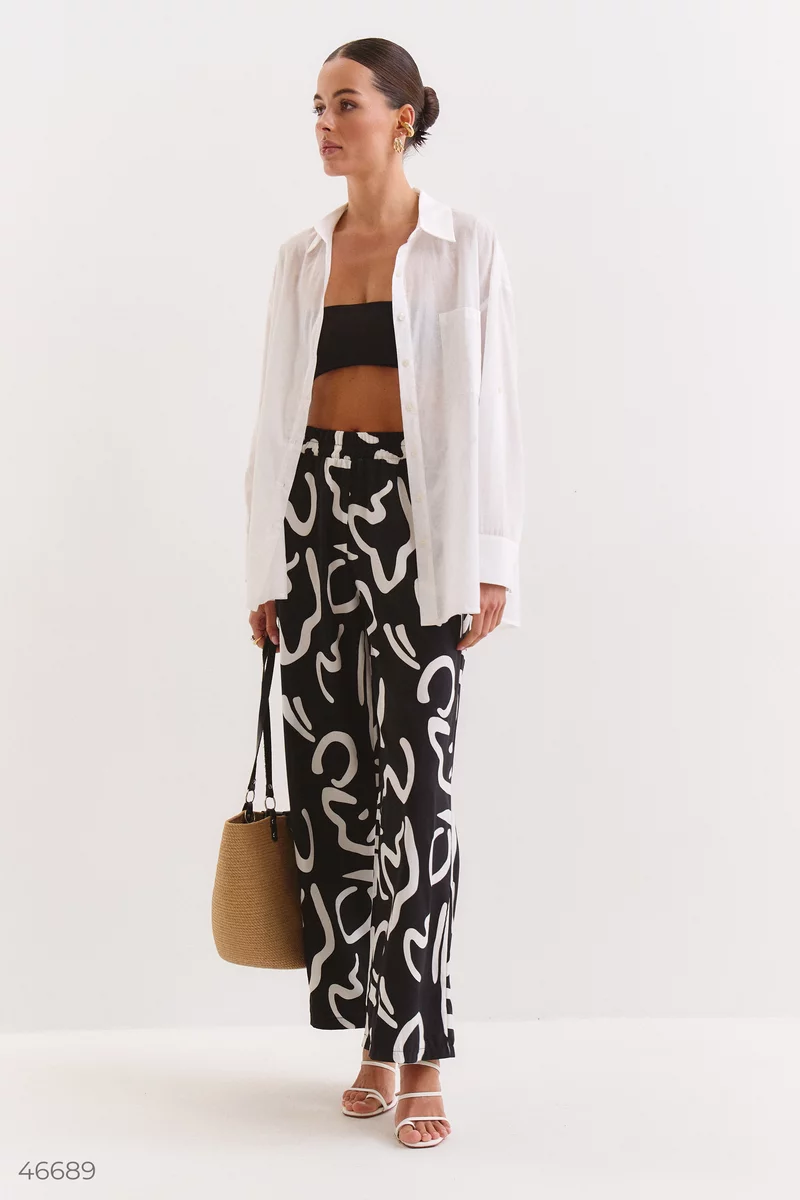 Pants with a black and white print photo 4