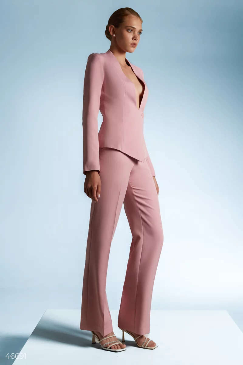 Розовый костюм с жакетом и брюками фотография 3