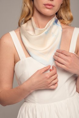 Белый шелковый платок с принтом 'Мальва' фотография 5