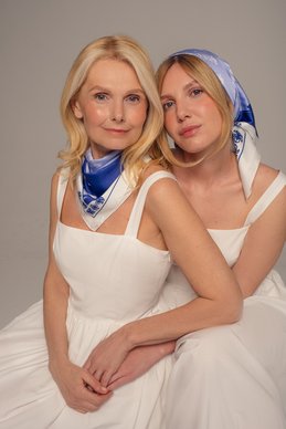 Голубой шелковый платок "Мать и дитя" 55*55 см фотография 7