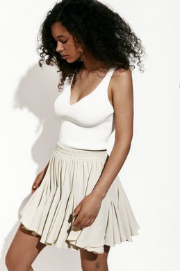 Белая юбка мини с клиньями фотография 4
