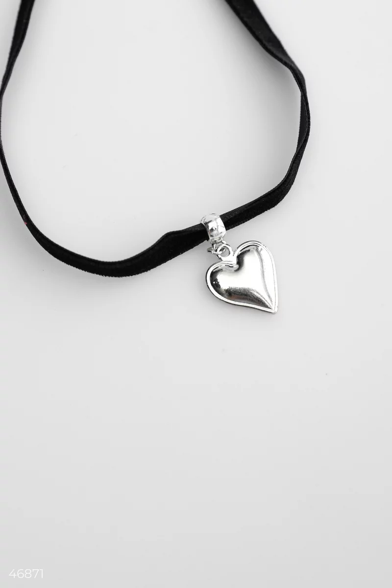 Чорний оксамитовий чокер із підвіскою серце фотографія 1