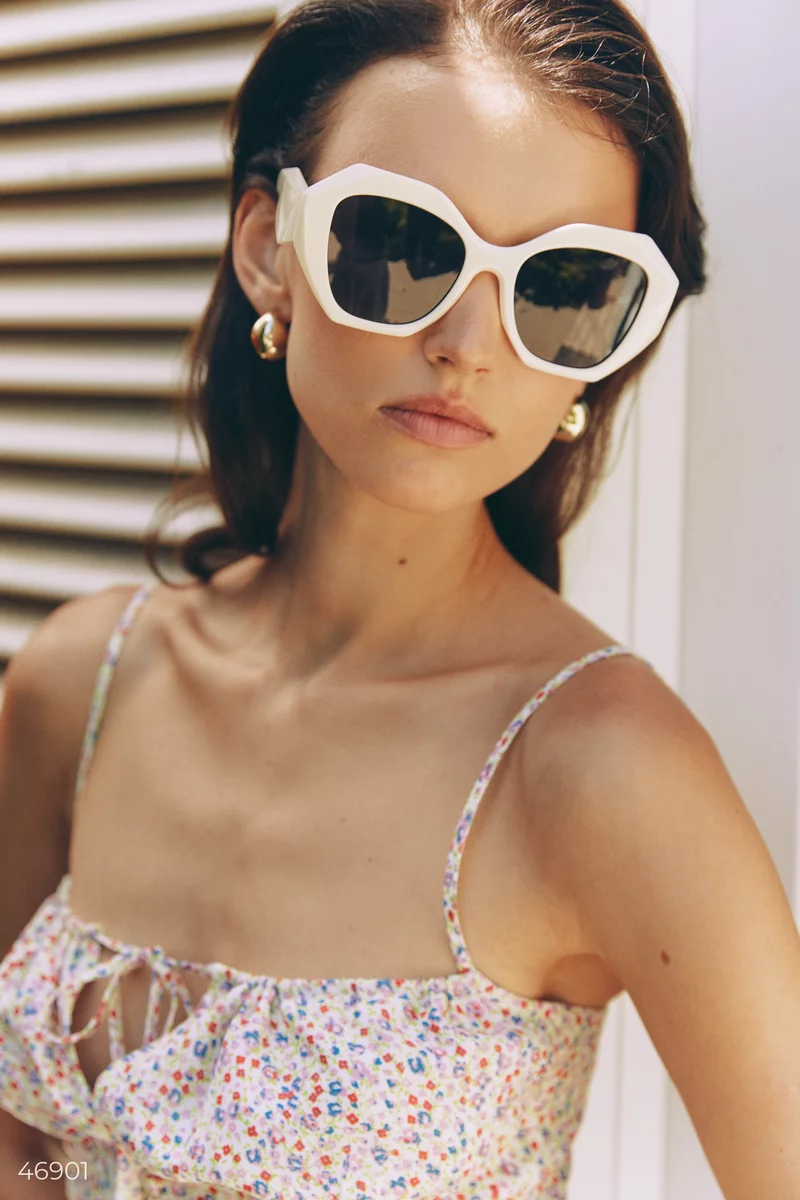 Білі сонцезахисні окуляри з оправою фотографія 1