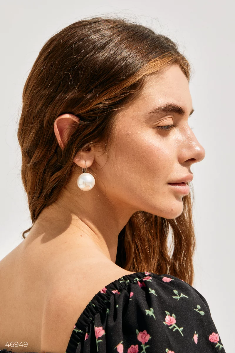 Silver earrings with a three-dimensional pearl photo 3