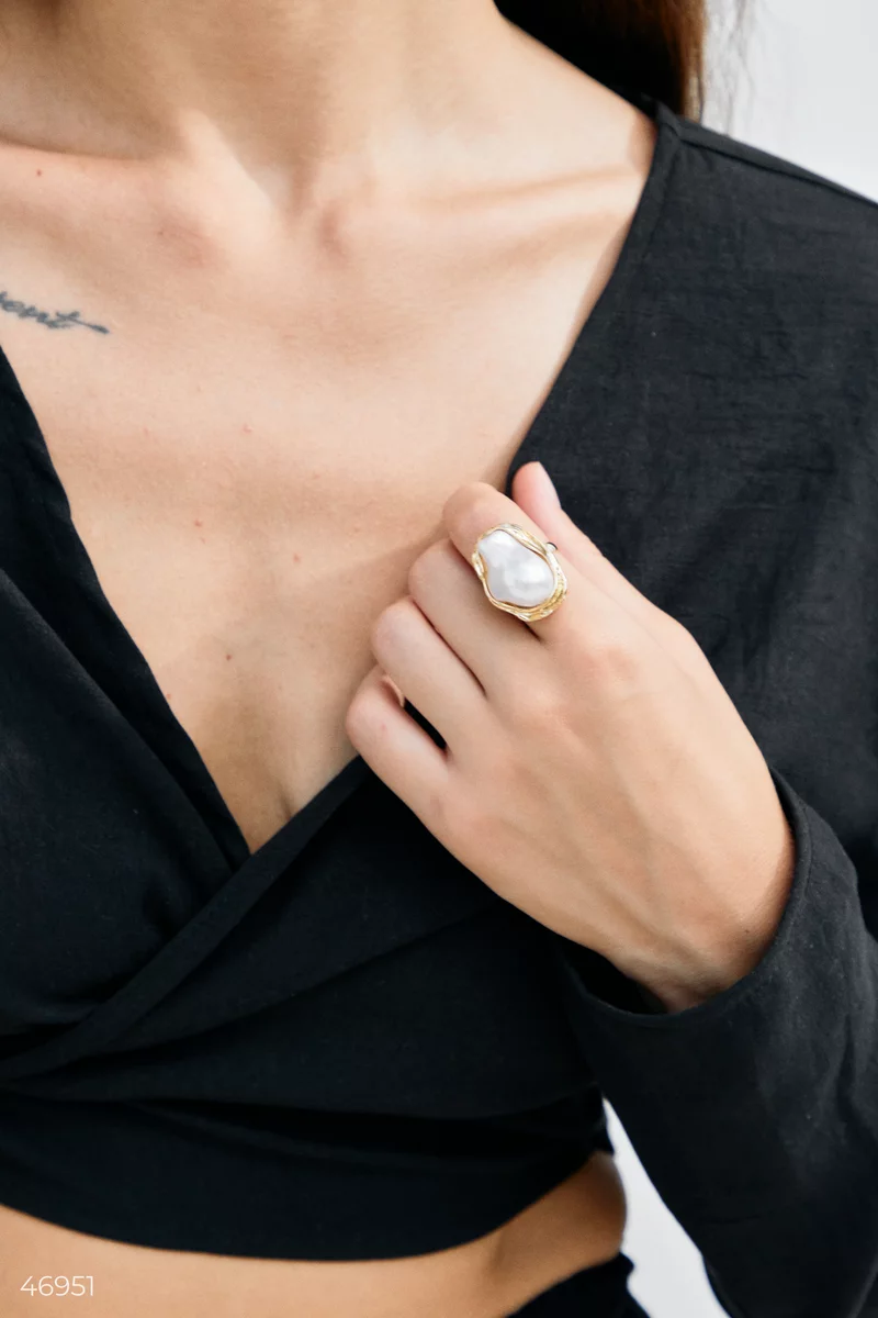 A golden ring with a mother-of-pearl insert photo 1