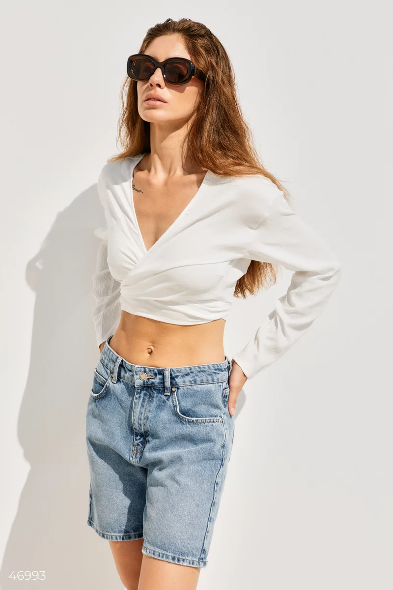 White crop top with a scent photo 1