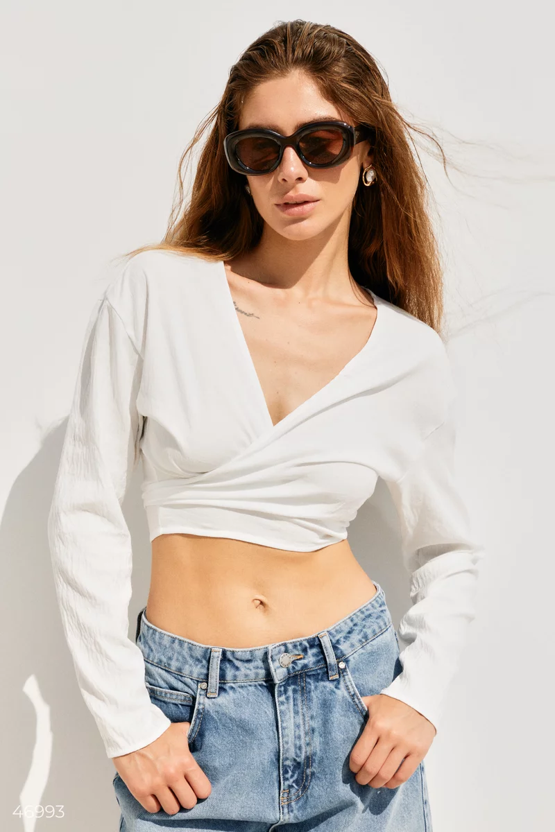 White crop top with a scent photo 2