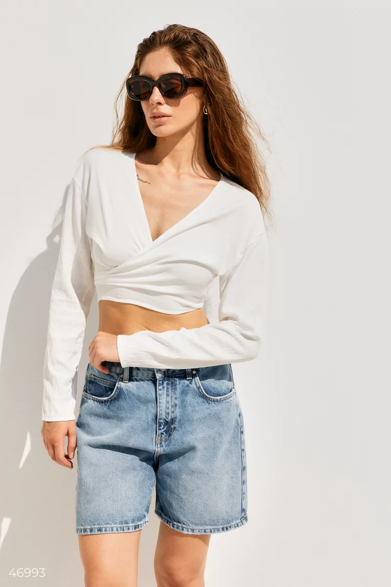 White crop top with a scent photo 3