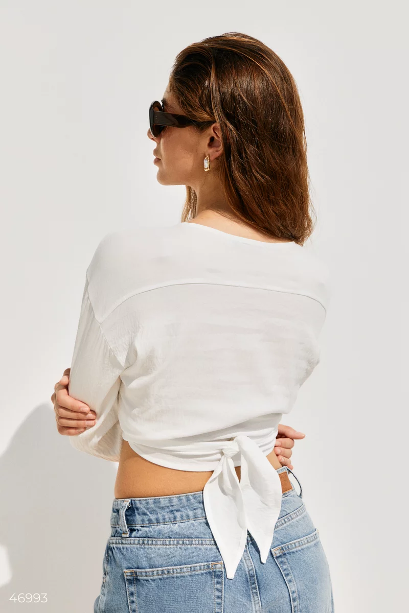 White crop top with a scent photo 5