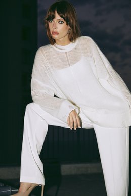 Long milk sweater with torn elements