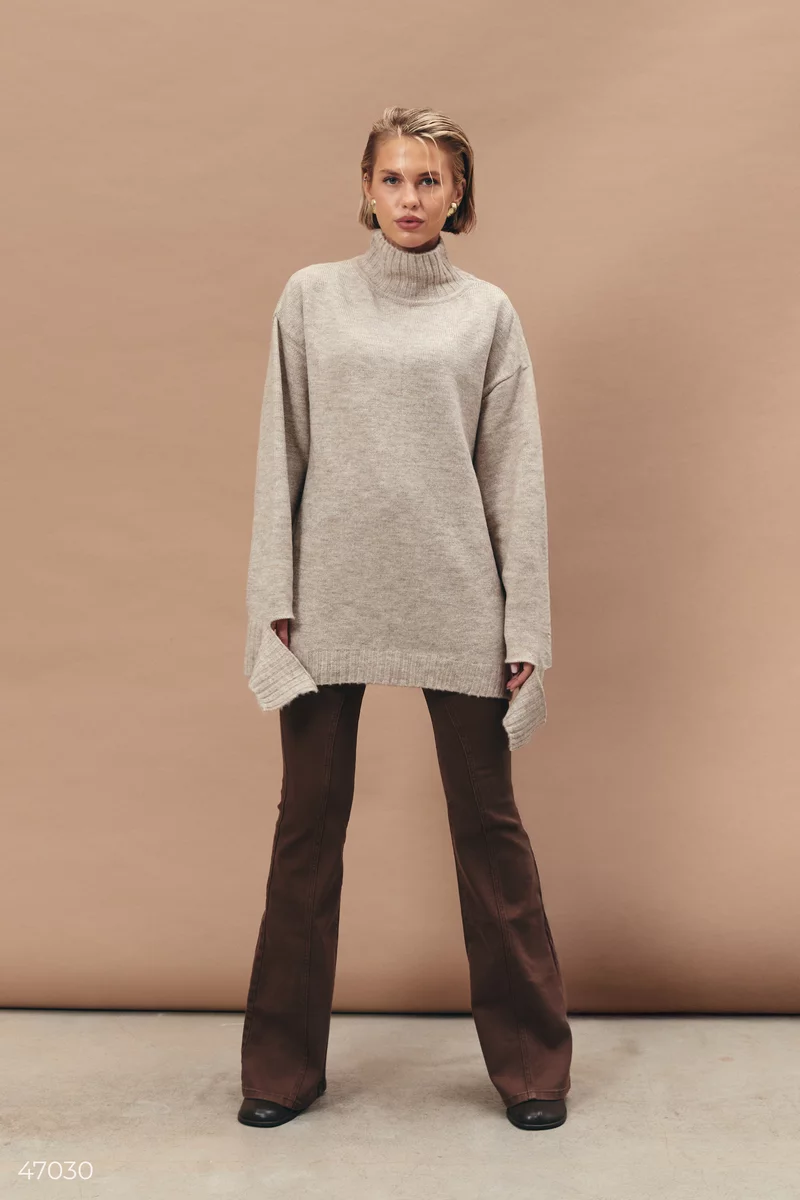 Beige oversized sweater with accent cuff photo 5