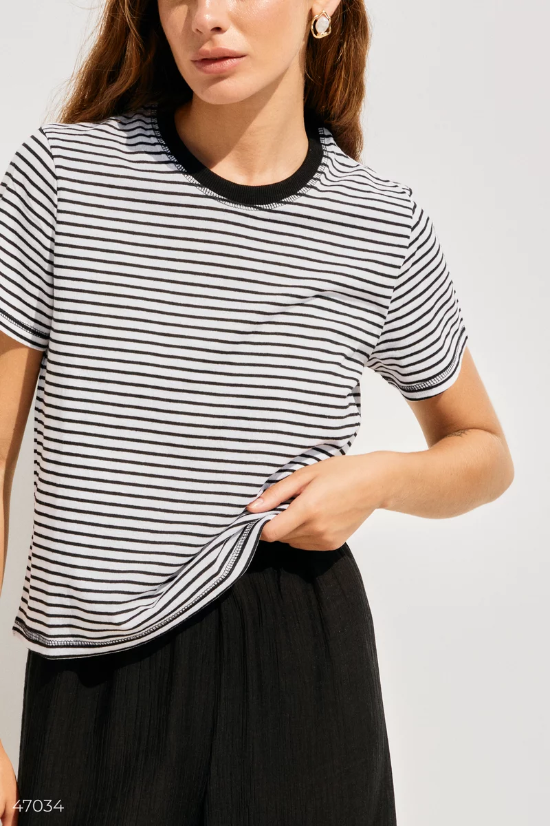 Basic striped t-shirt with a black collar photo 1
