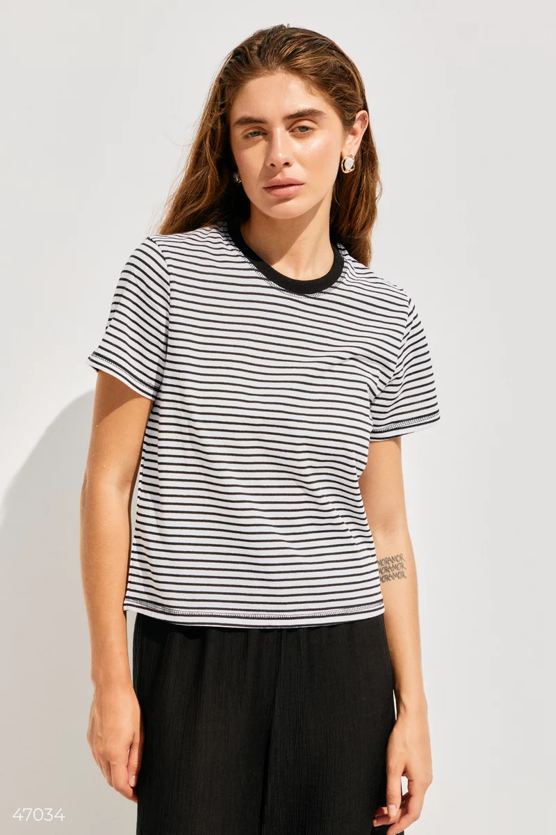 Basic striped t-shirt with a black collar photo 2