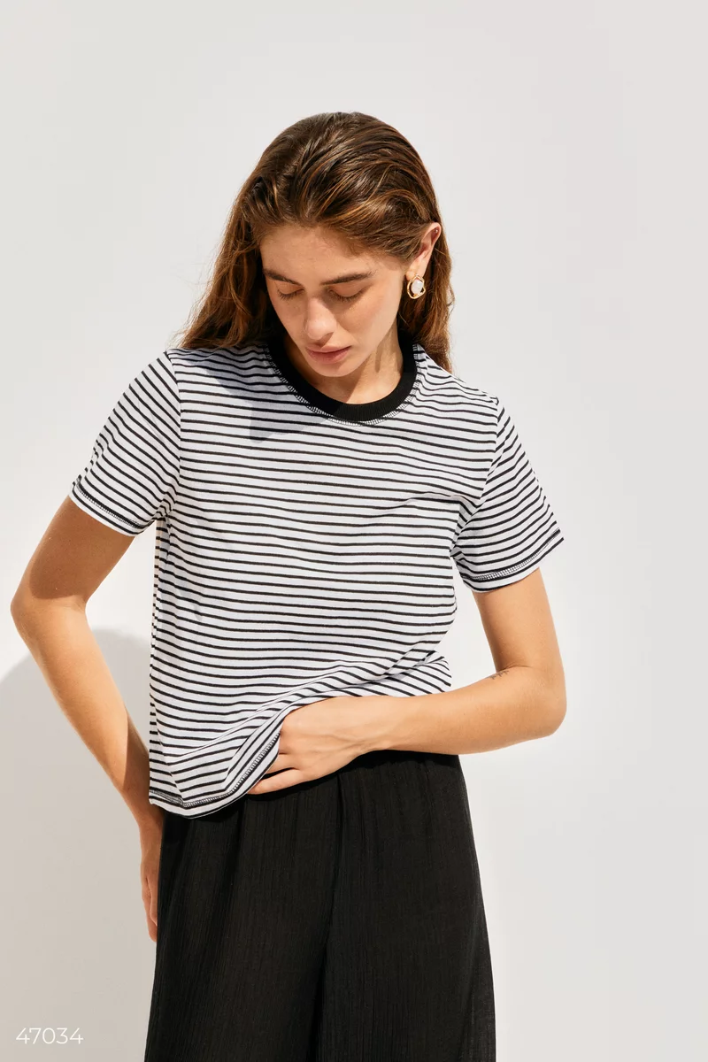 Basic striped t-shirt with a black collar photo 3