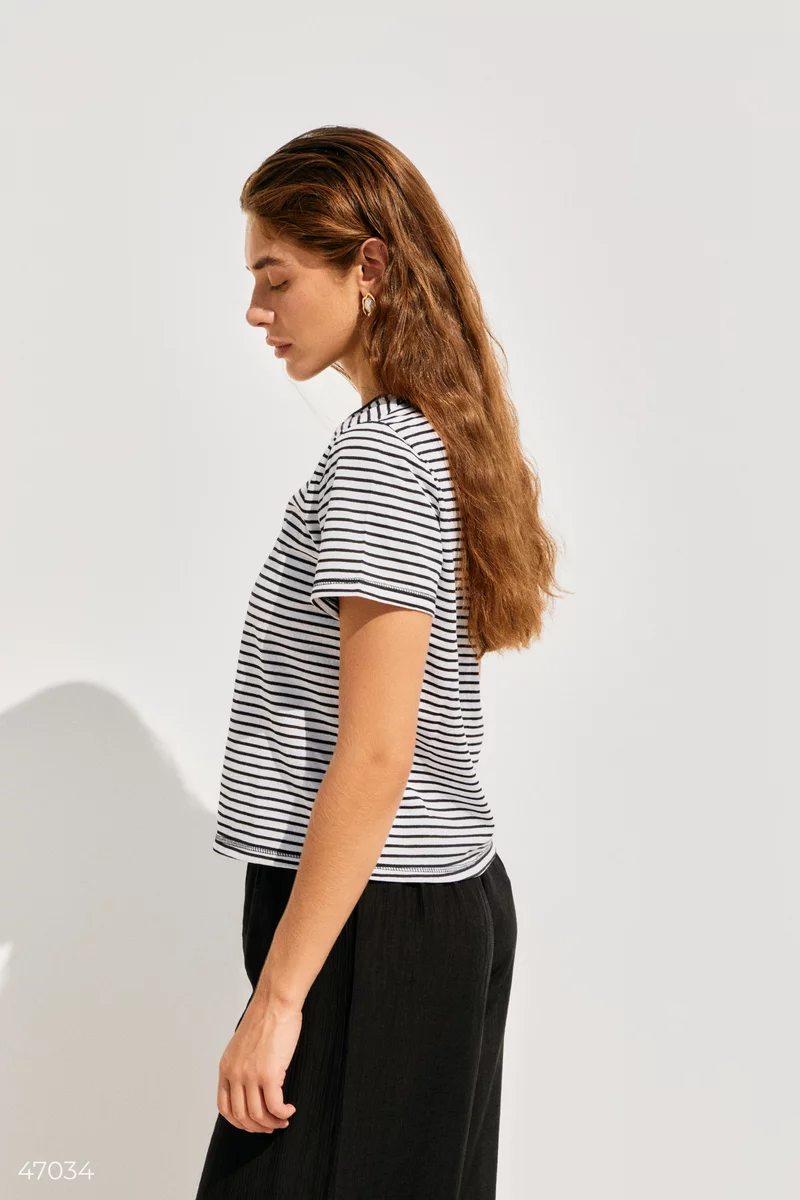 Basic striped t-shirt with a black collar photo 4