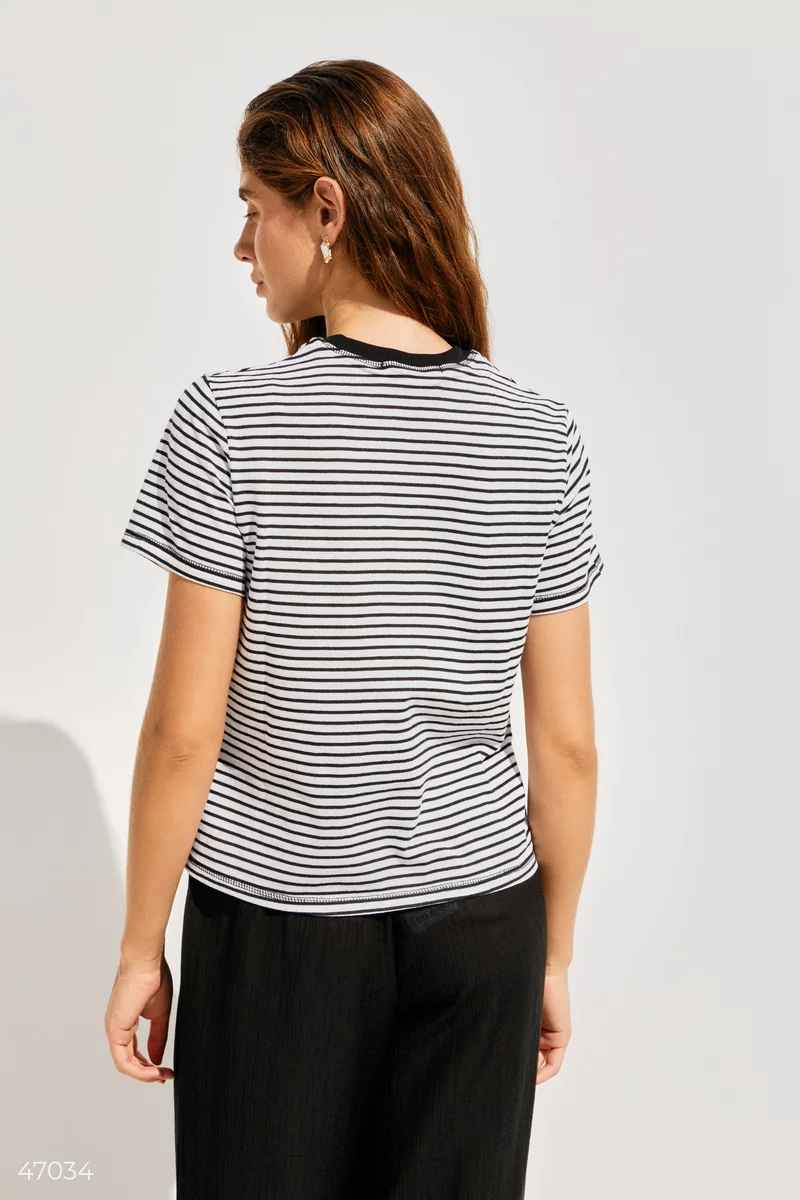 Basic striped t-shirt with a black collar photo 5