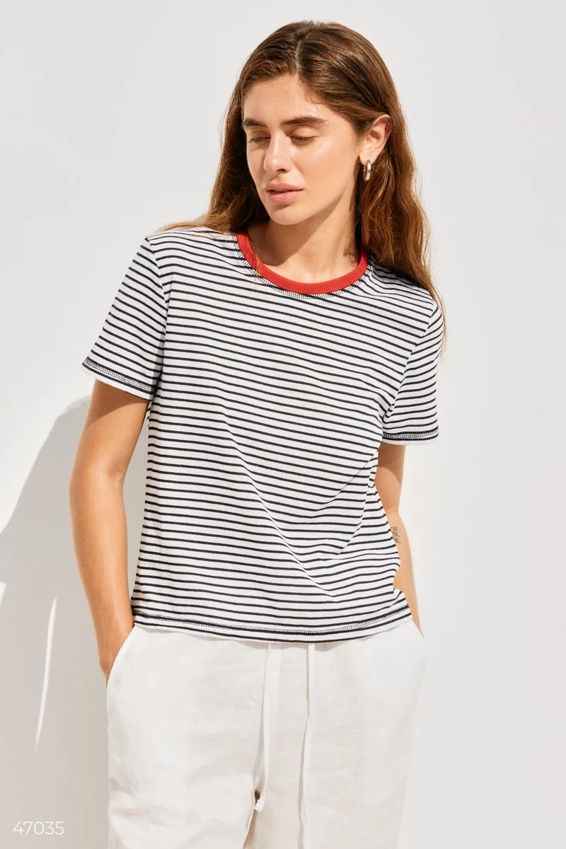 Basic striped t-shirt with a red collar photo 3