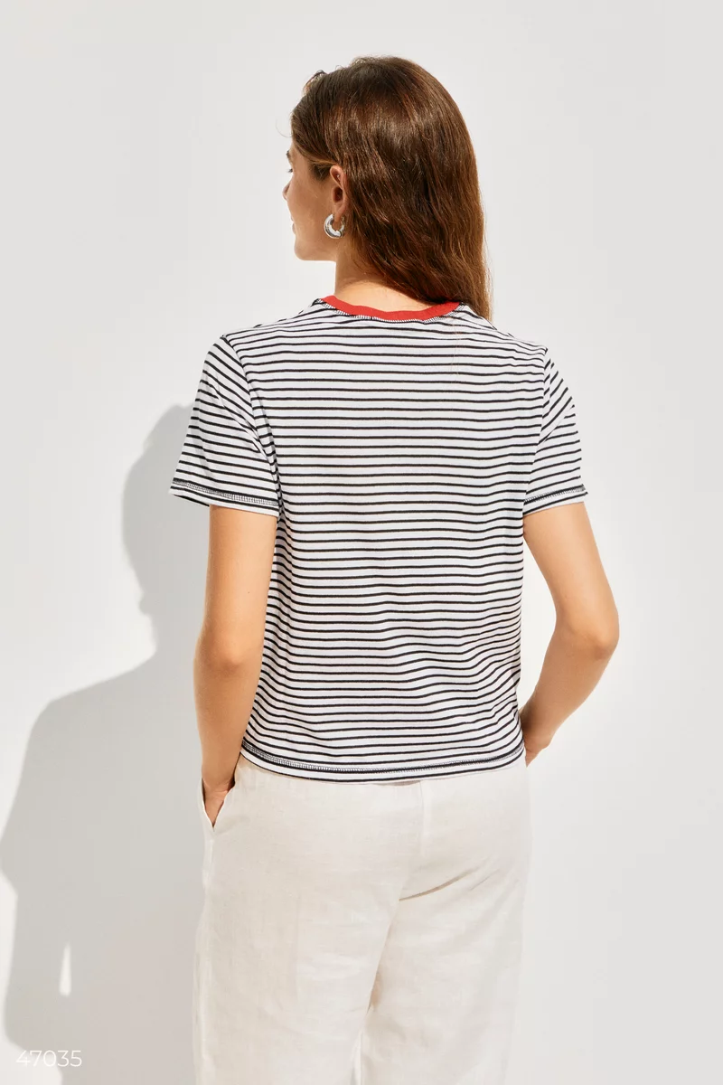 Basic striped t-shirt with a red collar photo 5