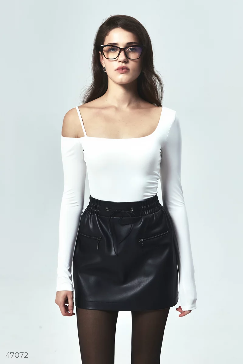 Mini leather skirt with elastic belt photo 3