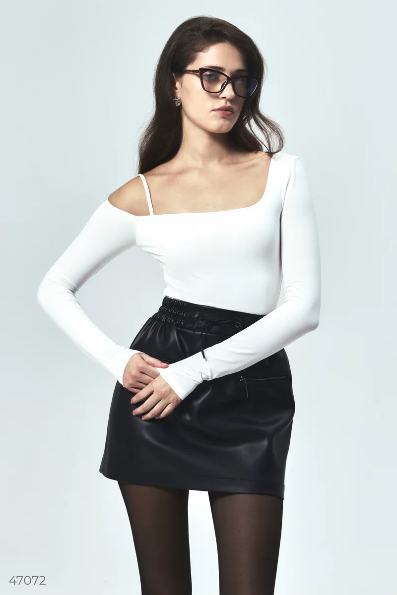 Mini leather skirt with elastic belt photo 4