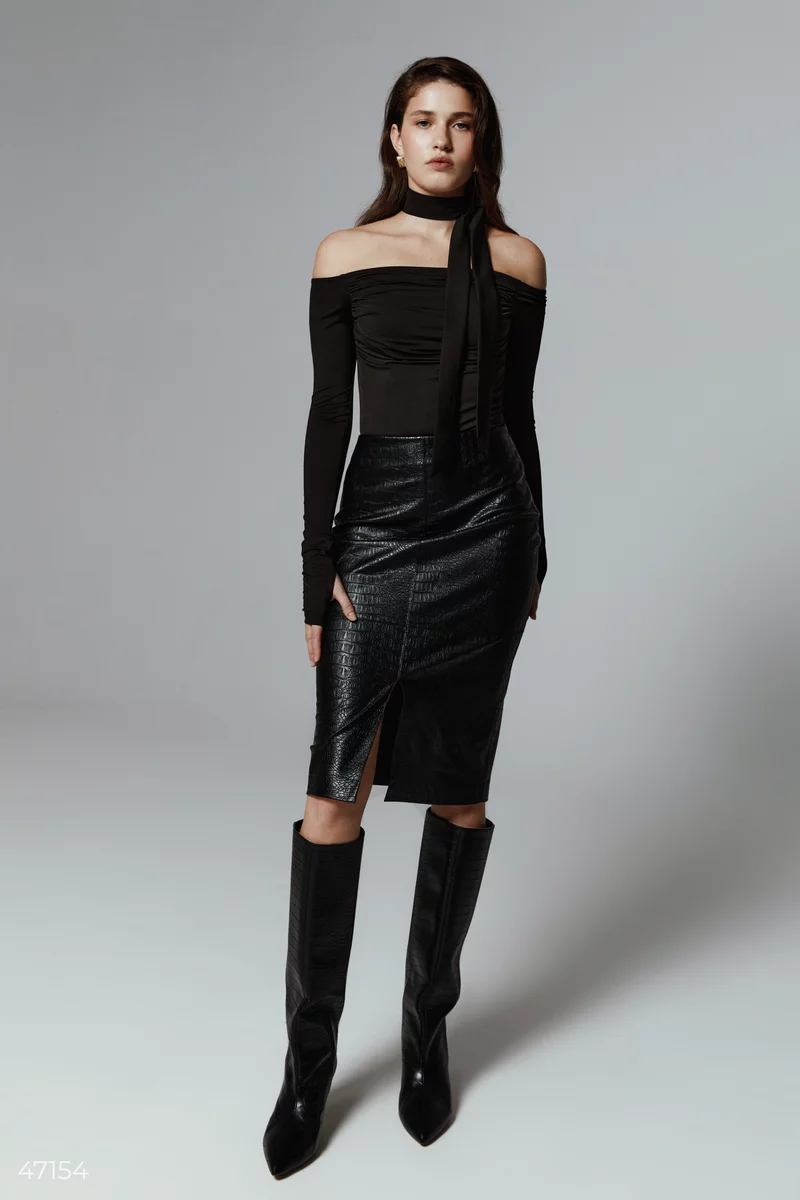 Midi leather skirt with an accent cut photo 2