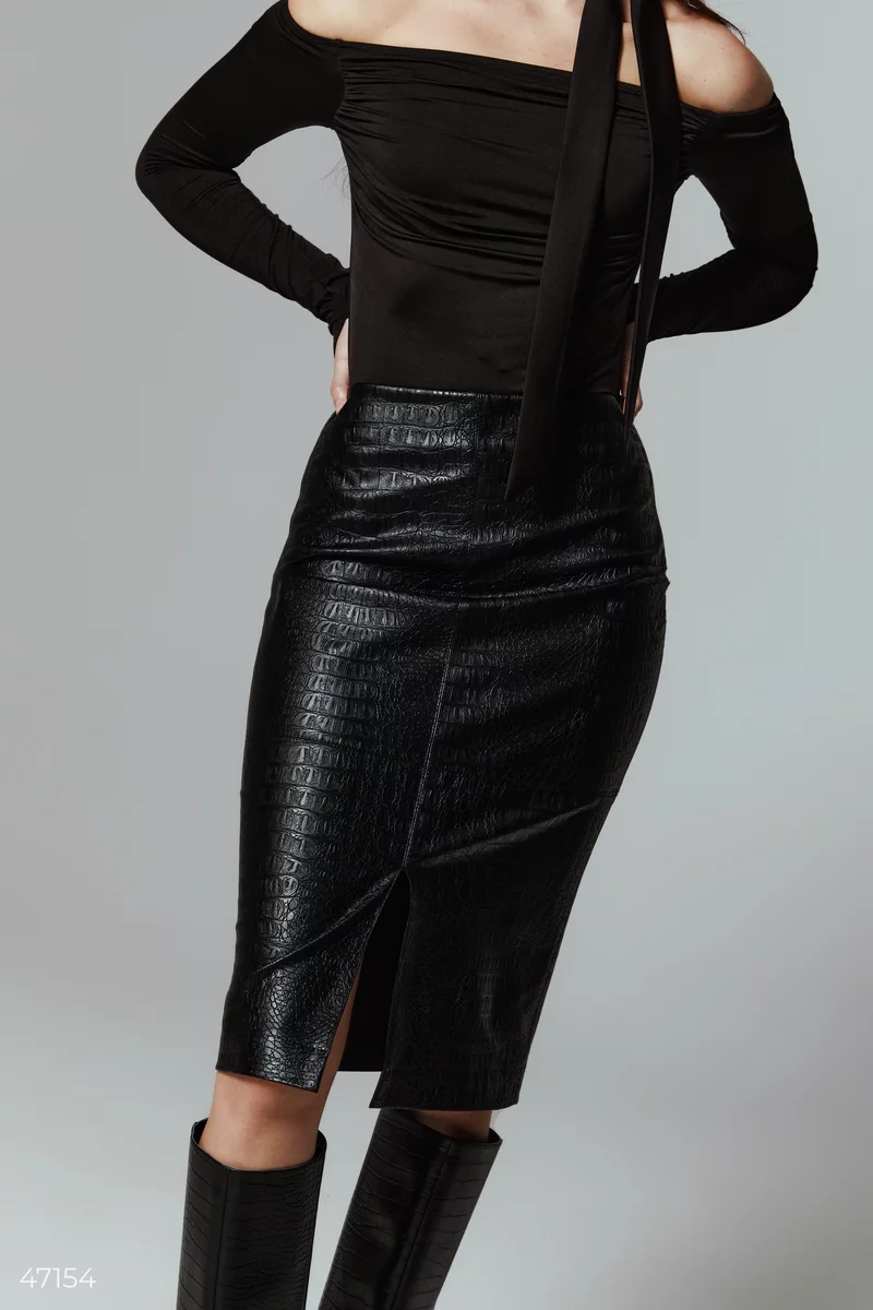 Midi leather skirt with an accent cut photo 3