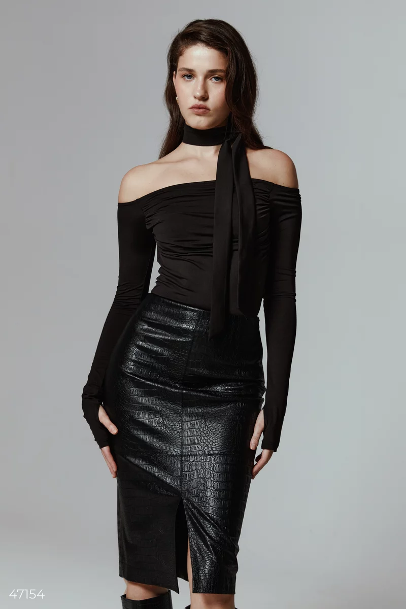 Midi leather skirt with an accent cut photo 4