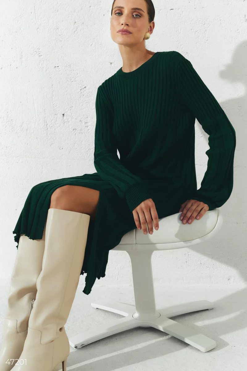 Green dress with embossed bottom and sleeves photo 1