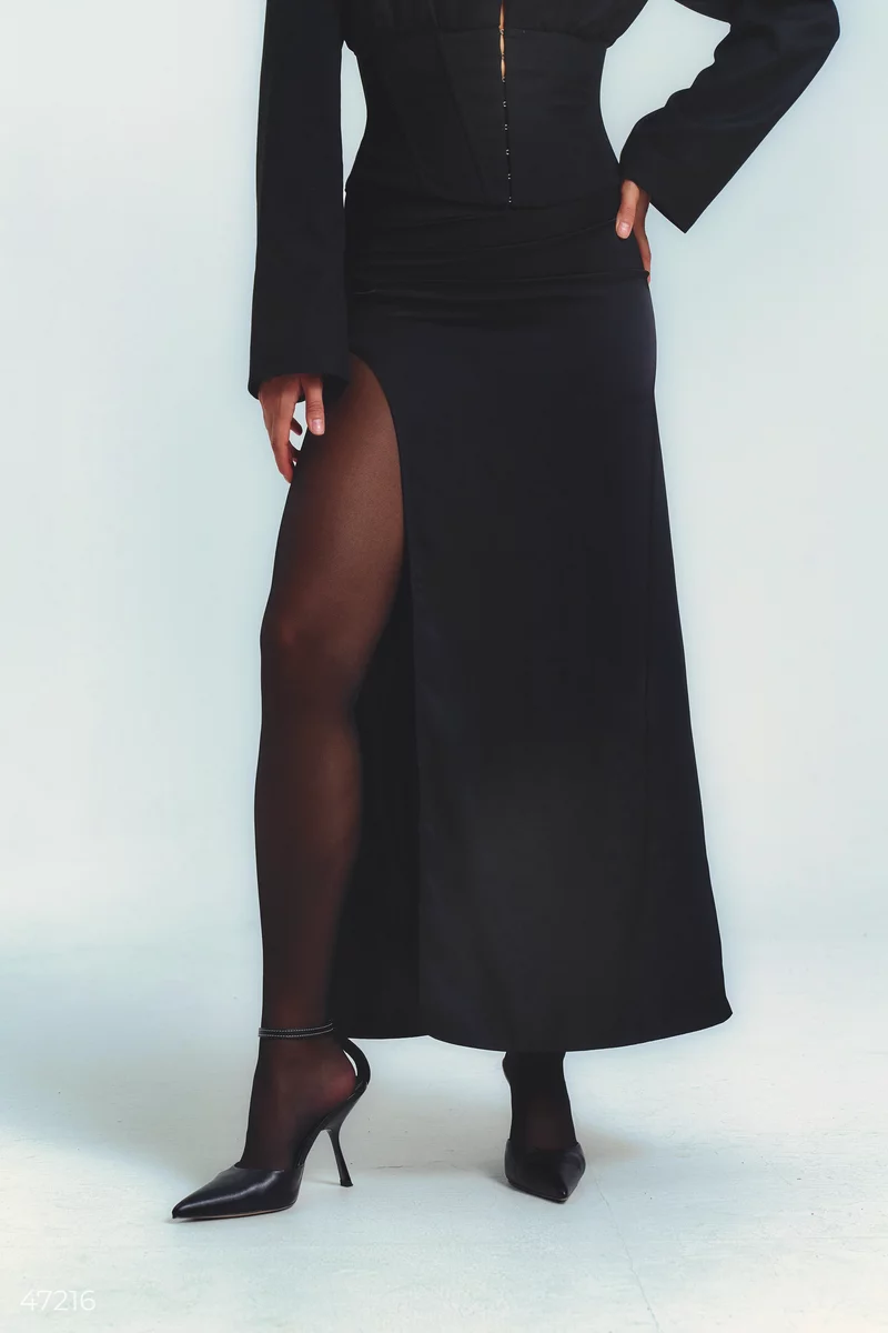 Black maxi skirt with a high cut photo 3