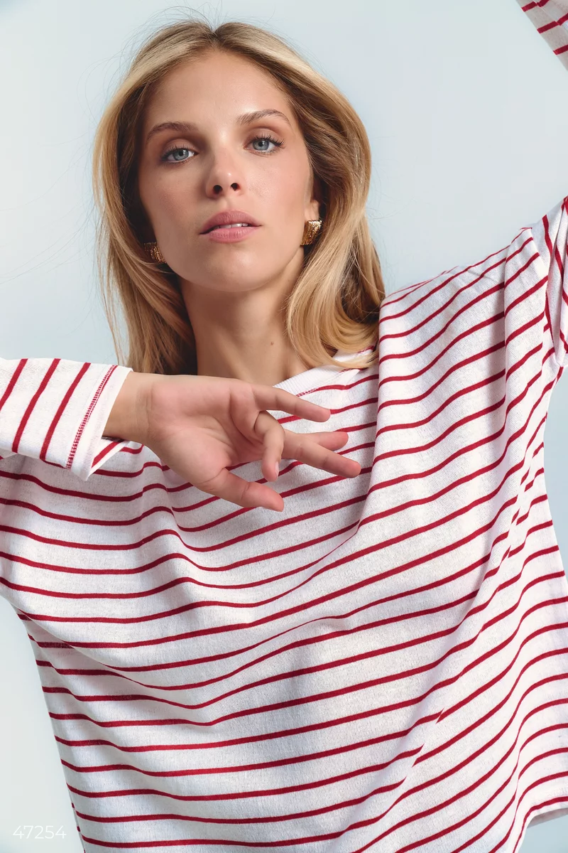 Oversized knitted longsleeve with a red stripe photo 1