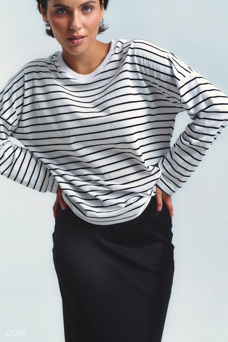 Oversized knitted longsleeve in fine stripes photo 3