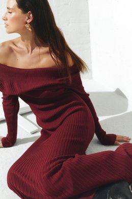 Burgundy knitted dress with open shoulders photo 1