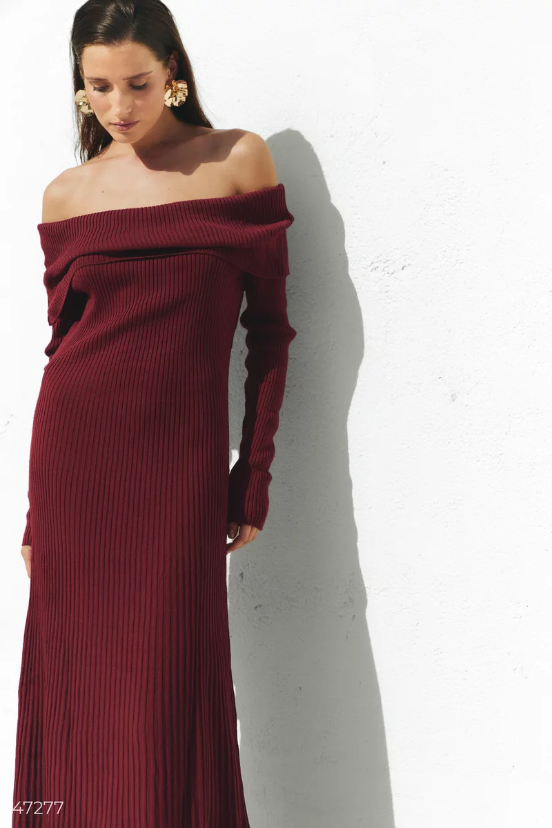 Burgundy knitted dress with open shoulders photo 3