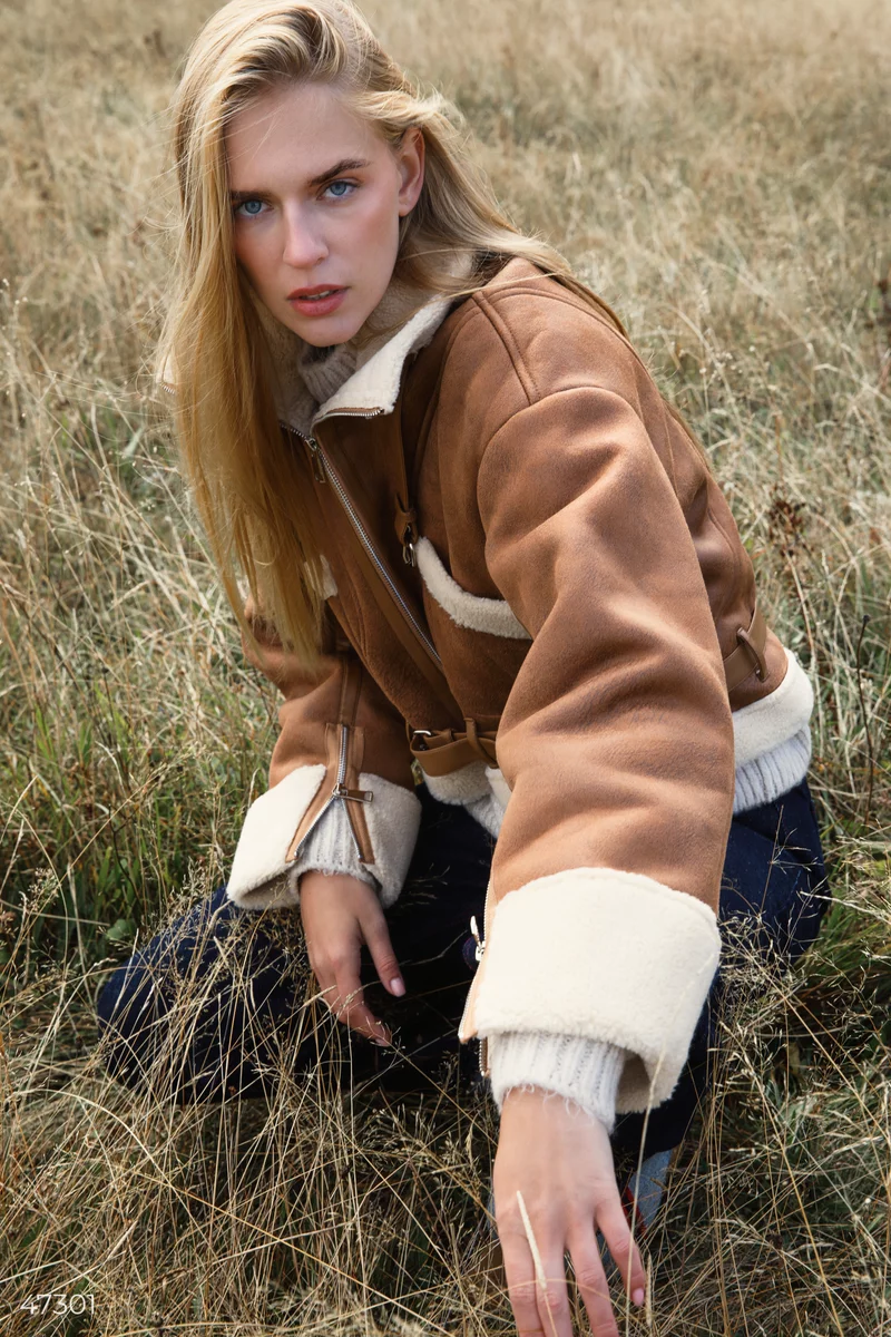 Trendy short brown sheepskin coat photo 1