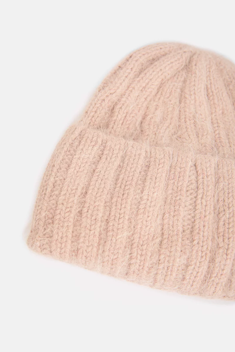 Бежевая ангоровая шапка с отворотом фотография 5