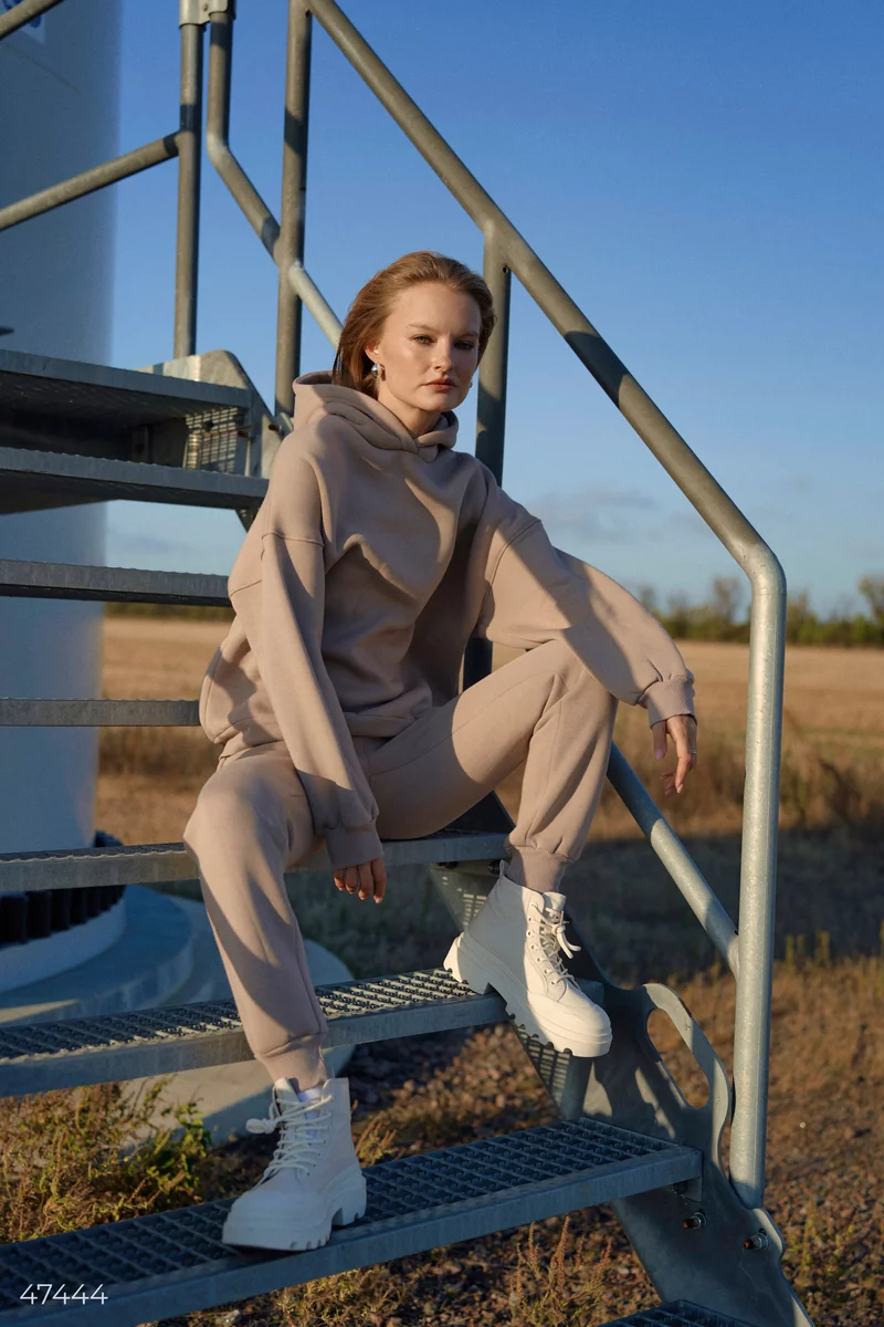 Beige suit with a hoodie and joggers photo 1