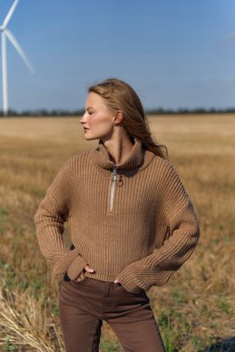 Beige crop sweater with zipper