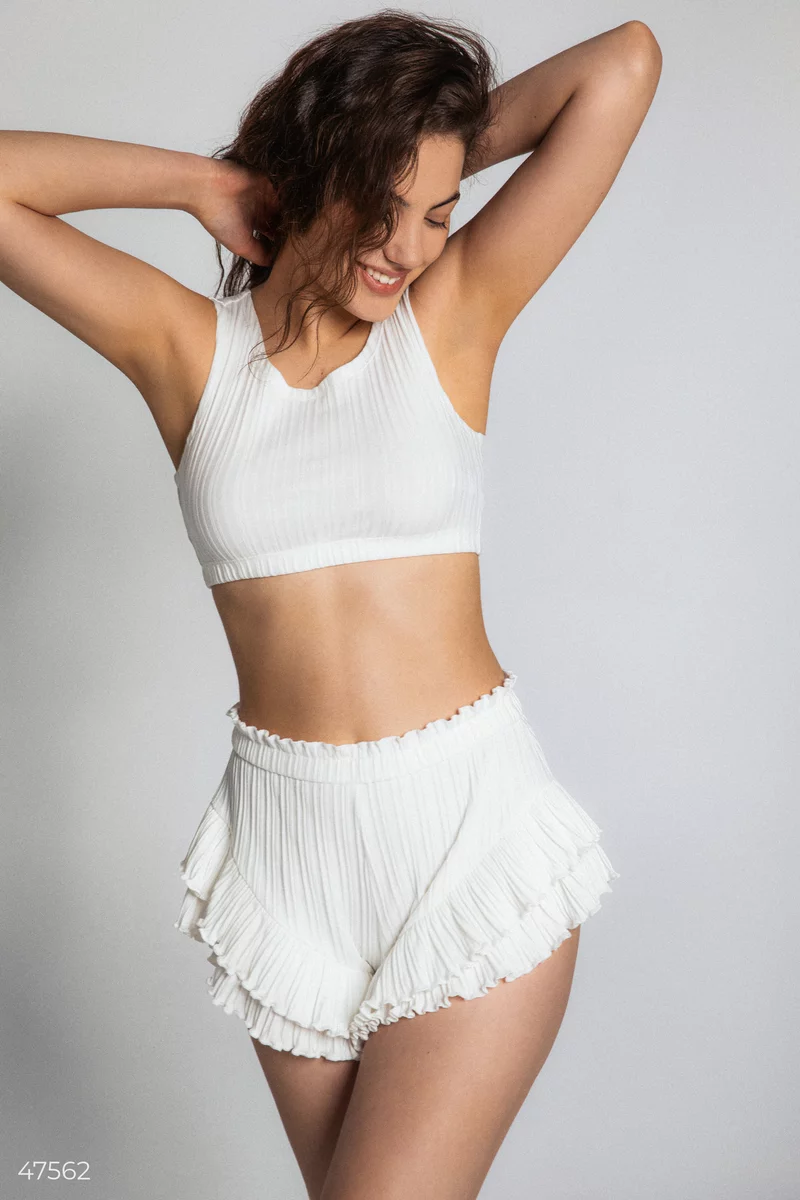 Milk knitted shorts with ruffles photo 1