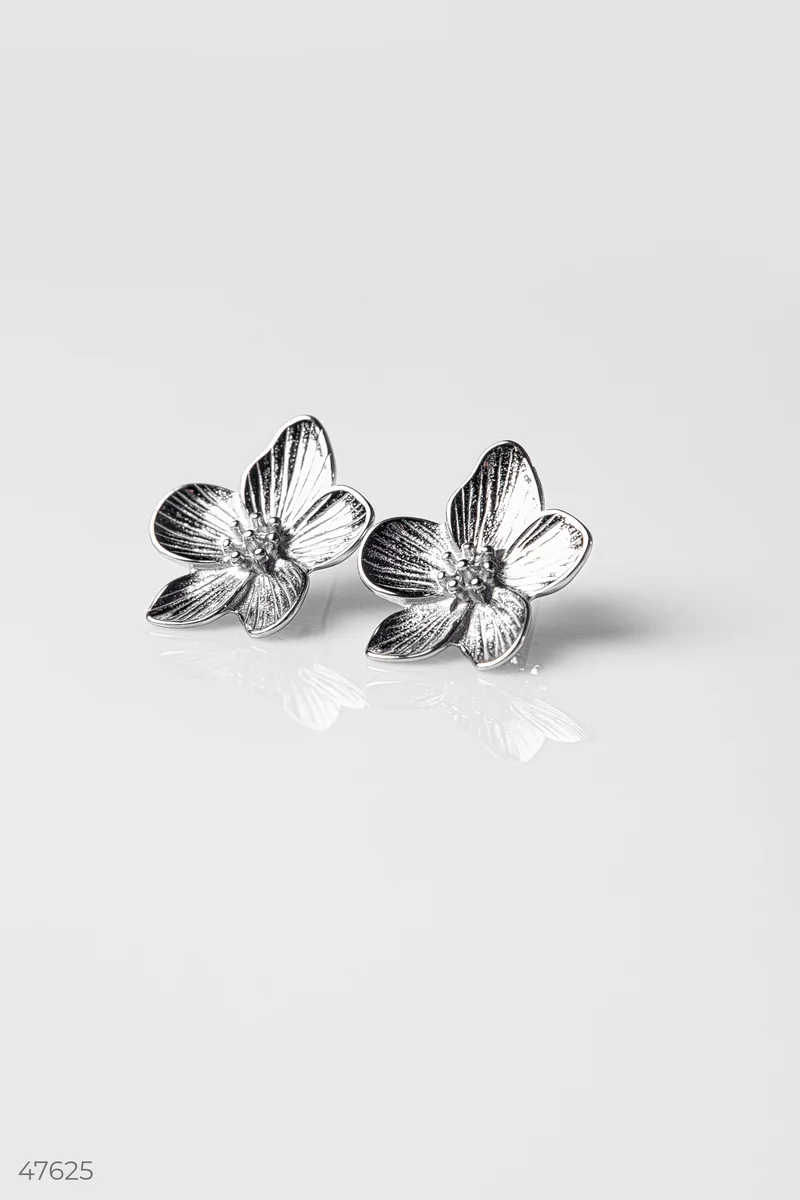 Silver stud earrings in the shape of a flower photo 1