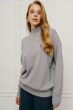 Серый удлиненный свитер с воротником-стойкой