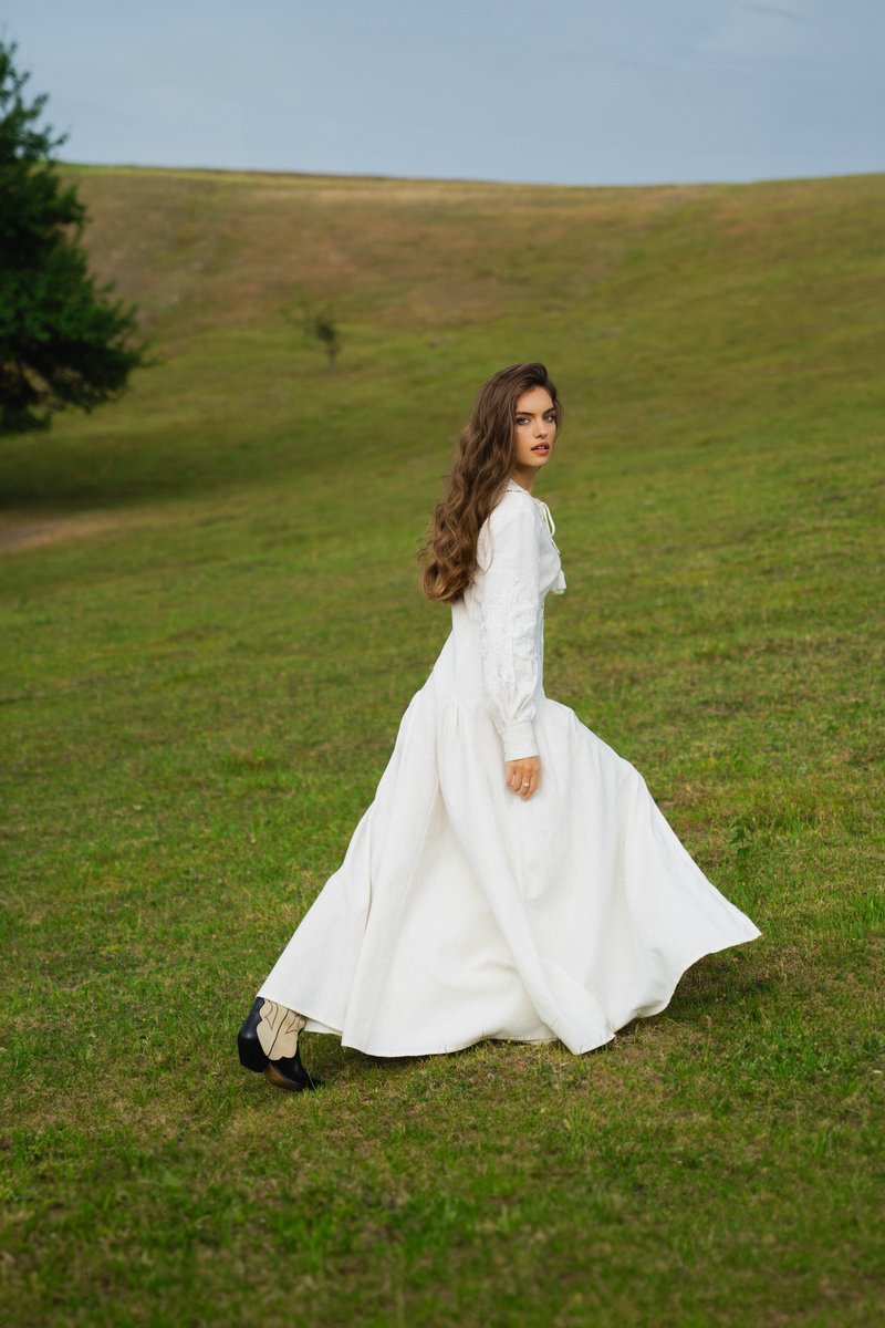 

Молочна лляна сукня "Голубка" з вишивкою