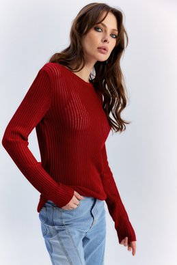 Red knitted long sleeve with round neck