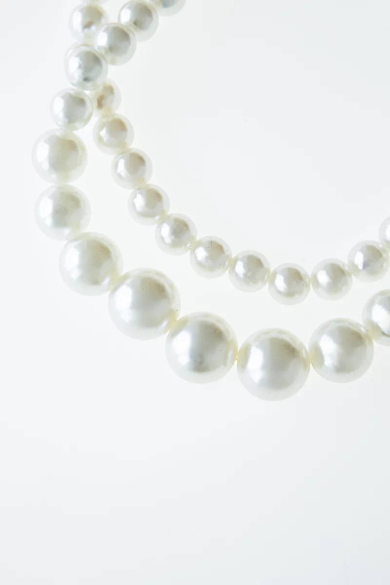 White pearl necklace photo 2